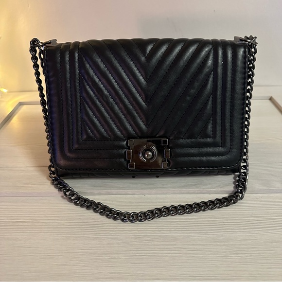 Boutique finds ✨ gorgeous black quilted purse - Picture 1 of 9
